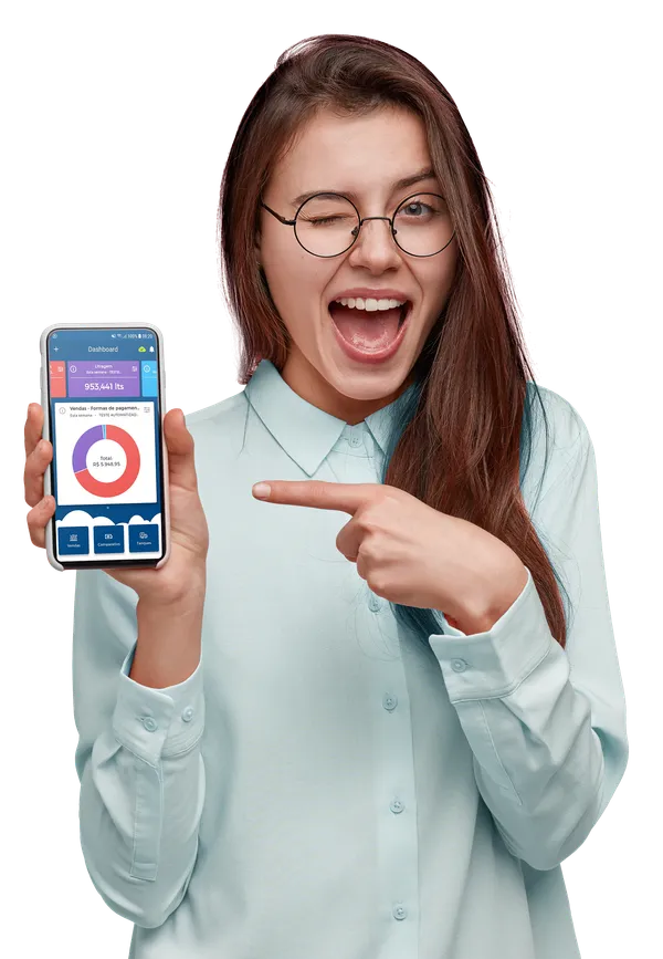 Empreendedora digital usando a plataforma Acesso Comercial para gerenciar sua loja virtual